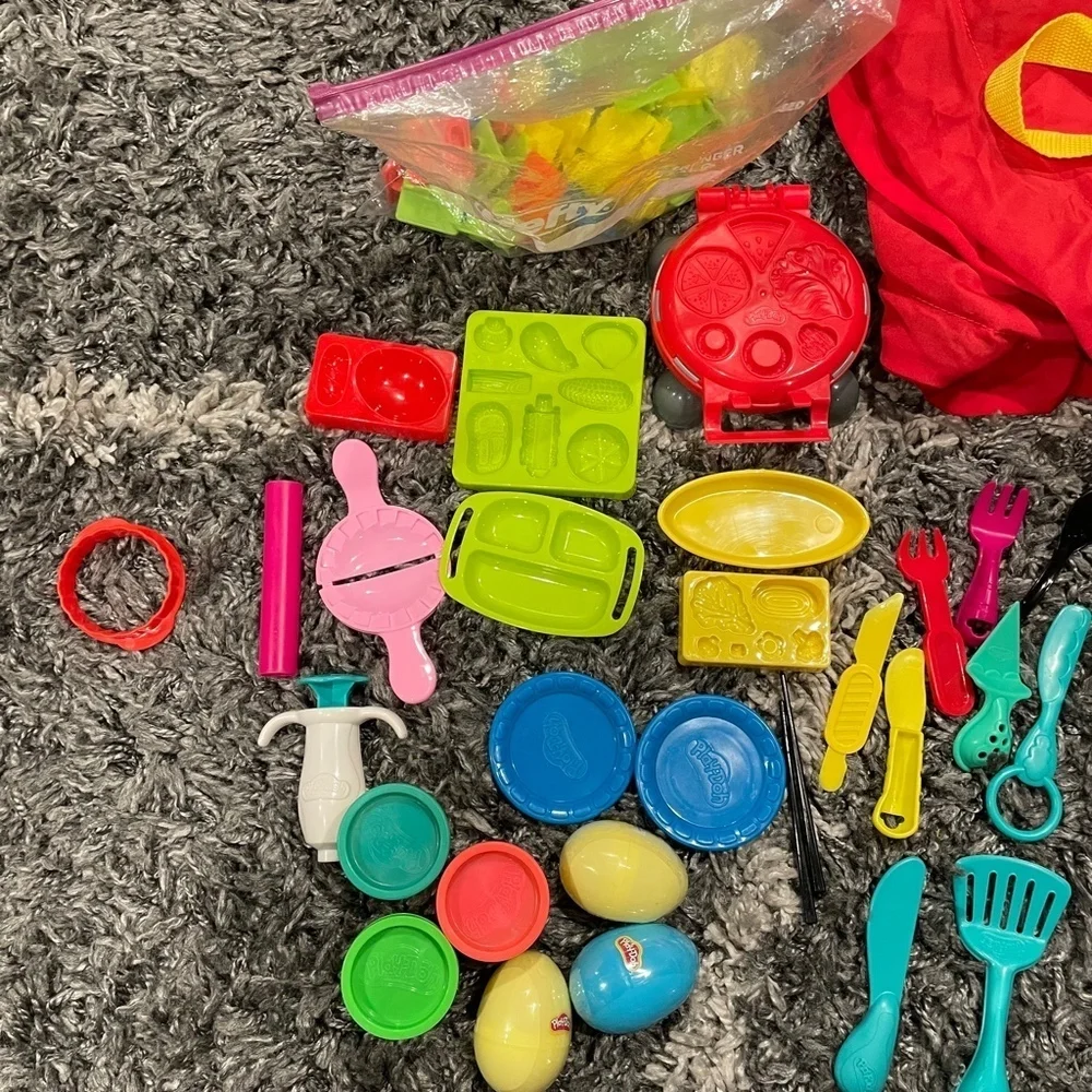 Hasbro PlayDoh Kitchen Creations Burger Fries Messy Mat ABC Arts & Crafts Bundle